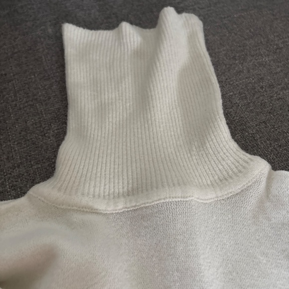 Urban Outfitters women’s long sleeve cropped turtleneck sweater SZ XS white - Picture 6 of 6